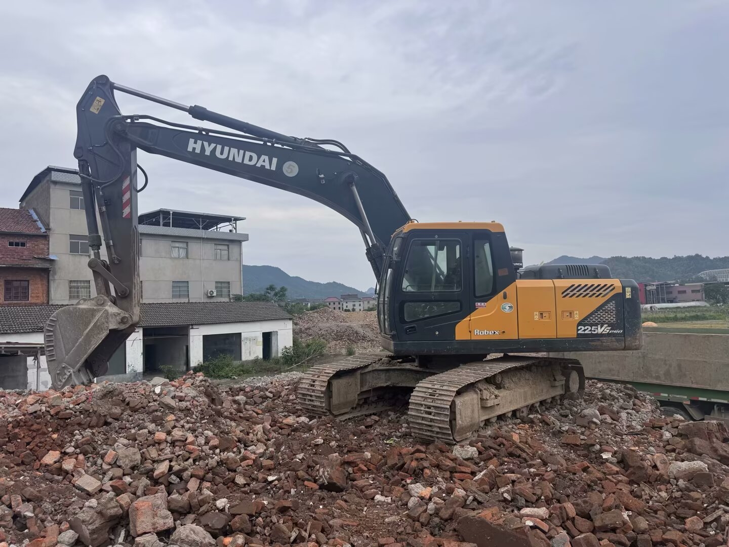 Hyundai R215VS